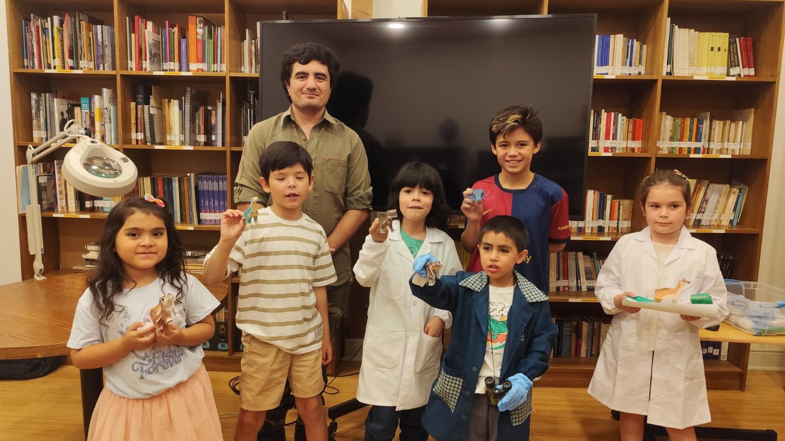 Niñas y niños del Taller de Paleontología junto al relator, Rodrigo Cumsille