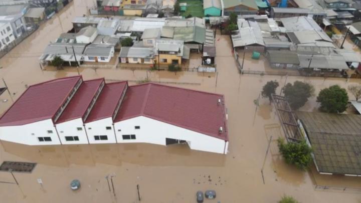 Inundación del pueblo de Licantén. En primer plano, la biblioteca de Licantén.