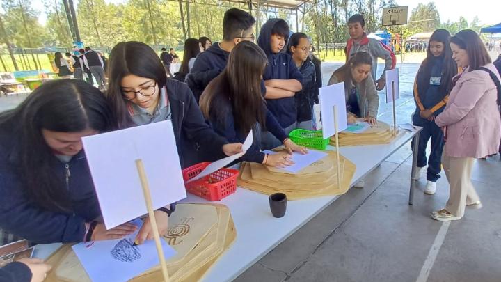 Alumnas y alumnos de Yerbas Buenas en el stand del Museo O'Higginiano y de Bellas Artes de Talca