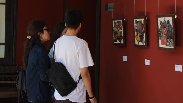 Asistentes a la inauguración de la exposición "Mas vale refrán en mano"