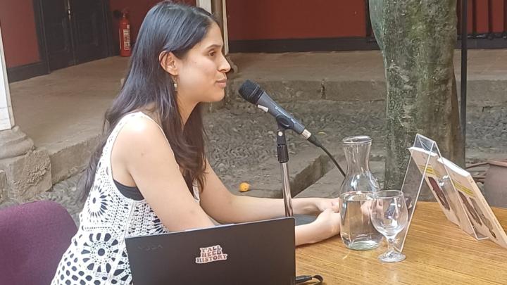 Maité Pizarro durante la charla sobre Catalina de Erauso, la monja alférez