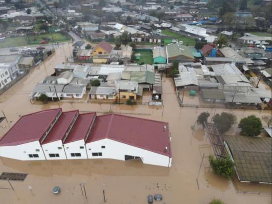 Inundación del pueblo de Licantén. En primer plano, la biblioteca de Licantén.