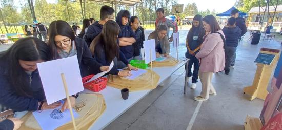 Alumnas y alumnos de Yerbas Buenas en el stand del Museo O'Higginiano y de Bellas Artes de Talca