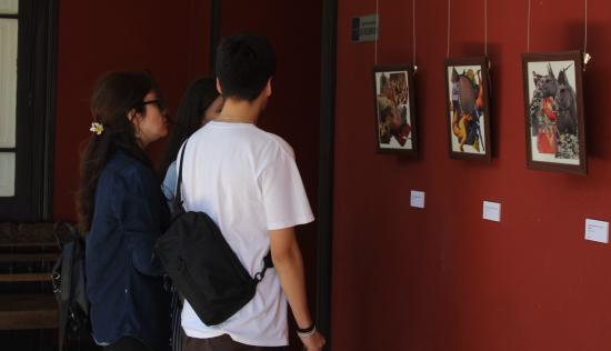 Asistentes a la inauguración de la exposición "Mas vale refrán en mano"