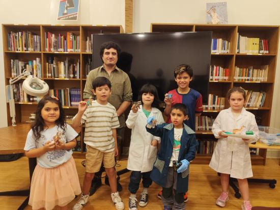 Niñas y niños del Taller de Paleontología junto al relator, Rodrigo Cumsille