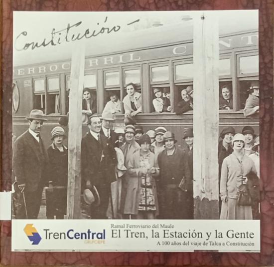 Portada del libro en que aparecen hombres y mujeres en un andén, mientras detrás de ellos un vagón de ferrocarril se muestra con personas mirando hacia la cámara